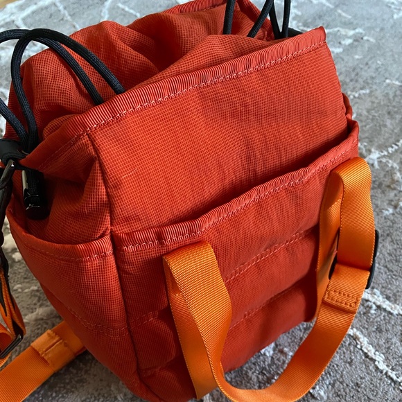 COPY - Lululemon Dash All Day Bucket Bag - Picture 7 of 9